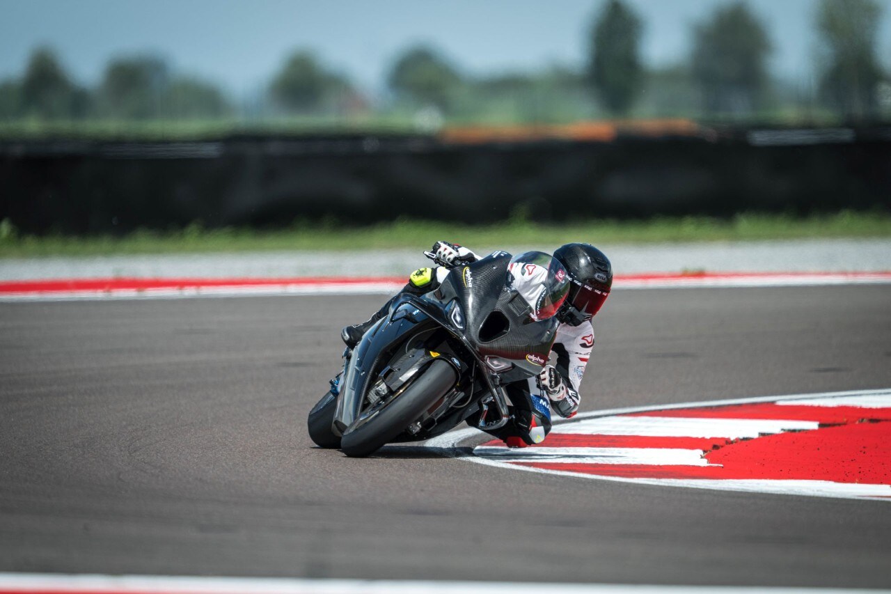 DueruoteTG #238 - Abbiamo guidato in pista la BMW che corre in SBK! 